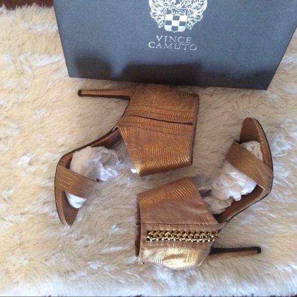 Vince Camuto Shoes - ♨️1-Hour FLASH♨️Camuto GoldLeaf Chain🎉